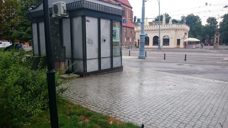 Tak miasto po deszczu podlewa... chodnik. I oblewa przechodniów