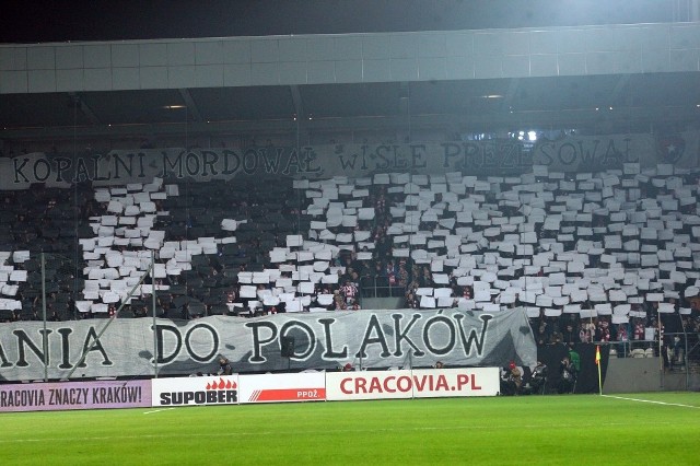 Wisła Kraków zwyciężyła przy Kałuży Cracovię 4:1. Podczas derbów fani   „Pasów” dopuścili się skandalicznego zachowania, przez które mecz został przerwany w drugiej połowie na 20 minut. Zobacz fotorelację!
