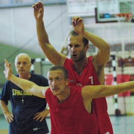 Mimo że to trening, nikt się nie oszczędza. Na zdjęciu ćwiczą Paweł Szcześniak i Grzegorz Taberski. Z tyłu trener Tadeusz Aleksandrowicz. 