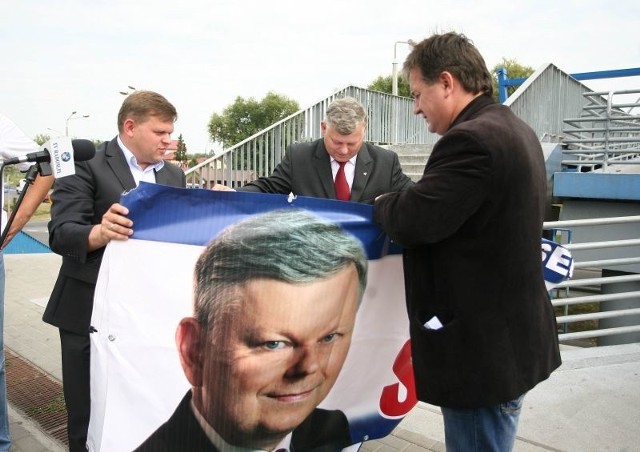 Baner, który  zawieszony był na kładce nad Aleją Jana Pawła II znaleziono zniszczony w krzakach.