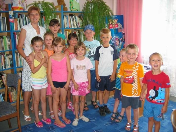 Raz w tygodniu dzieci spotykają sie na zajeciach edukacyjno...