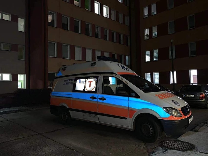 Sytuacja w szpitalach robi się dramatyczna. Ratownicy z Grójca alarmują: "Dramat. Ludzi w ciężkich stanach wozimy od szpitala do szpitala"