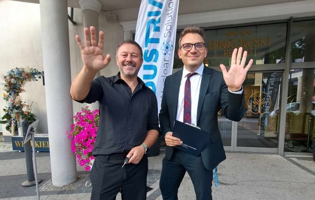 W środę, 27 września gościem Regionalnego Forum Ekonomicznego "Nowa Energia" w Kielcach był między innymi popularny piosenkarz Andrzej Piaseczny (z lewej). Na zdjęciu z prowadzącym panel Wojciechem Purtakiem.