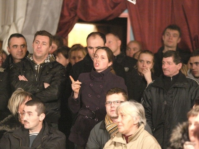 Na wtorkowym zebraniu w Borzęcinie rodzice ostro wypowiadali się w obronie szkoły. 