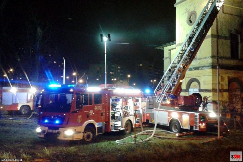 Pożar budynku byłego dworca PKP w Dąbrowie Górniczej - Gołonogu [ZDJĘCIA]