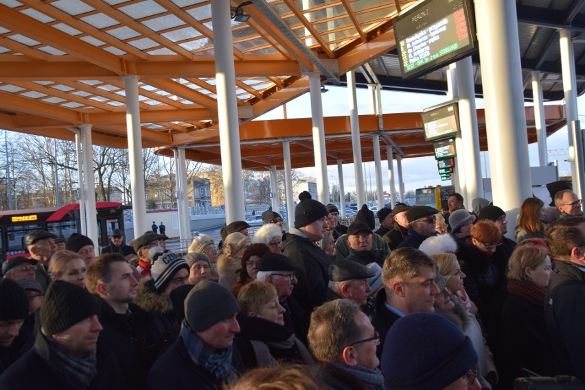 Odsłonięcie płyty pamiątkowej w hołdzie dla Sławomira Pajora w Zintegrowanym Centrum Przesiadkowym [ZDJĘCIA]