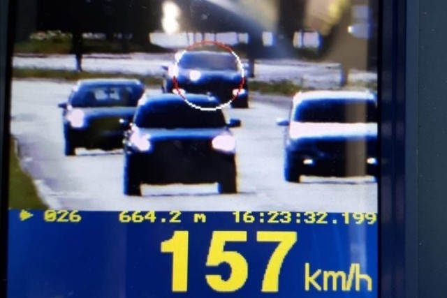 W sobotę (2 maja) po południu policjanci kontrolujący ruch na ul. Brzezińskiej w Łodzi zauważyli porsche jadące z prędkością - jak ustalili - 157 km/h. >>> Czytaj dalej na kolejnym slajdzie >>>