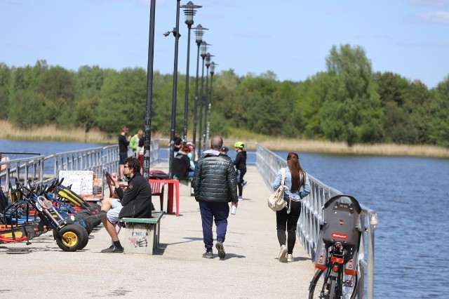 Zalew w Borkowie jest jednym z najpopularniejszych miejsc wypoczynku w powiecie kieleckim. Słoneczna pogoda sprawiła, że w niedzielę 15 maja nad wodą zjawiło się sporo osób. Zobaczcie, jak wypoczywali>>>>