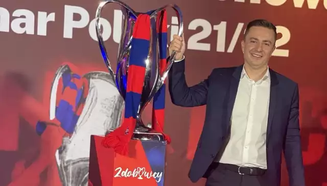 Michał Świerczewski z trofeum za Puchar Polski