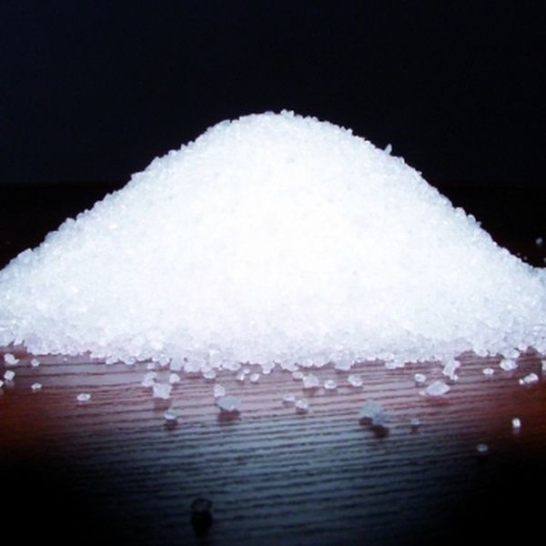 1 łyżeczka białego cukru, a więc około 10 gramów, zawiera 40 kilokalorii.