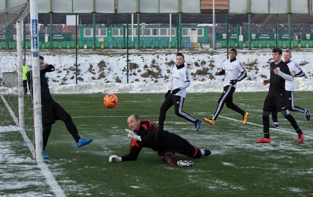 Piłkarze Olimpii Grudziądz (w białych koszulkach Oskar Trzepacz oraz Lukas Klemenz) pokonali kolejnego rywala w meczu sparingowym