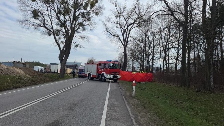 Śmiertelny wypadek w miejscowości Zabagno 17.04.2021 r. Nie żyją trzy osoby, czwarta jest ranna [zdjęcia]