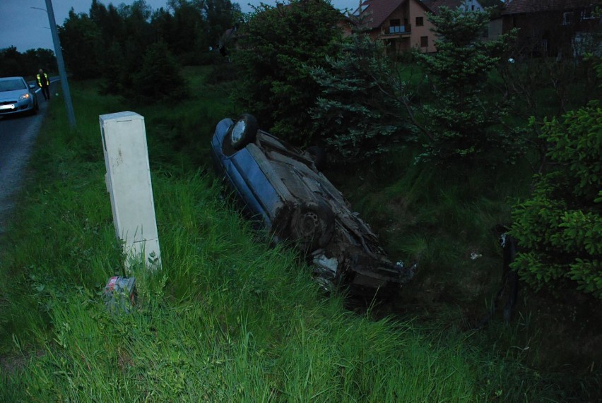 Wiózł kobietę w ciąży pod wpływem narkotyków i uciekał przed policją. Wylądował w rowie [ZDJĘCIA]