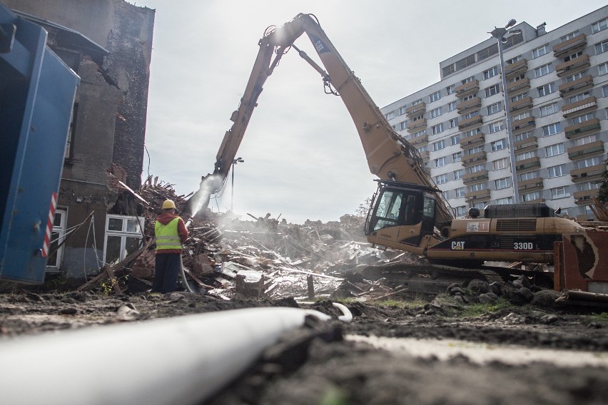 Drogowcy rozpoczęli wyburzanie dwóch kamienic przy Łąkowej w Łodzi [ZDJĘCIA+FILM]