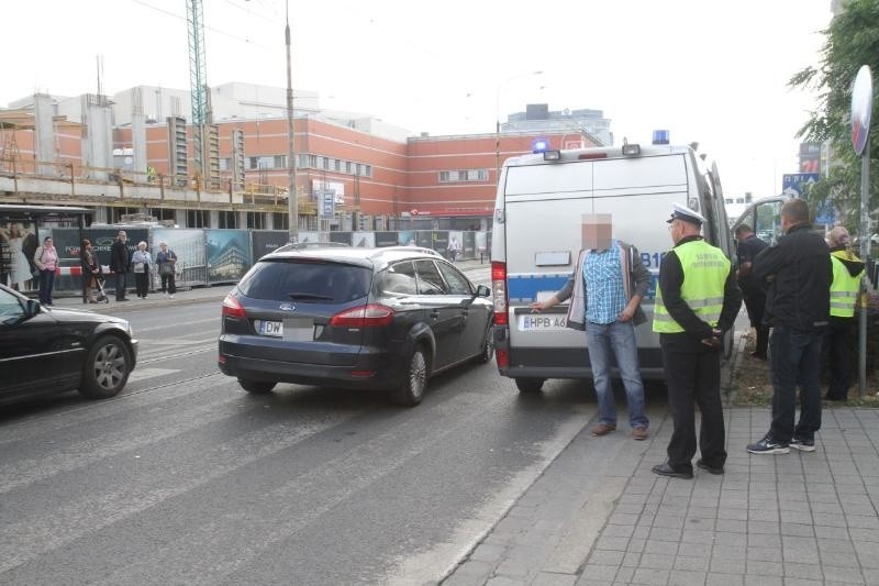 Wypadek na Curie-Słodowskiej. Tramwaj 10 zderzył się z fordem 