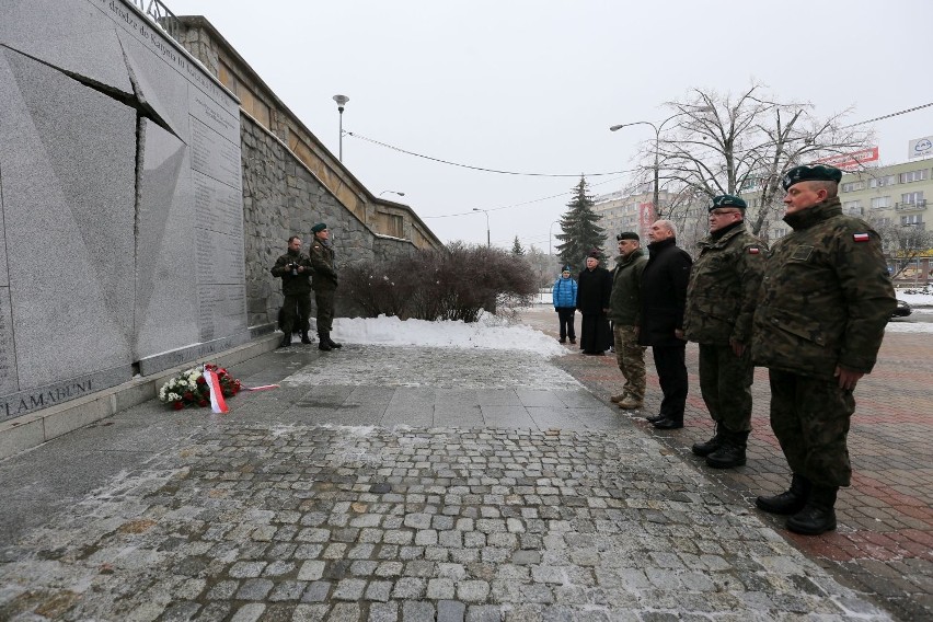 Antoni Macierewicz przed pomnikiem ofiar katastrofy tupolewa