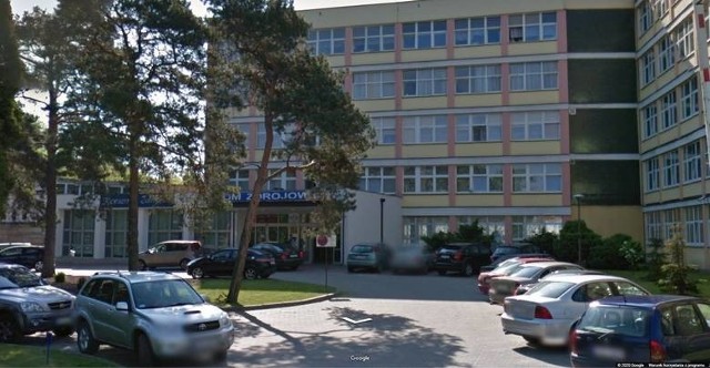 Część osób przebywa na kwarantannie w budynku sanatorium, pozostali w kwarantannie domowej. Od wszystkich zostały pobrane wymazy do badań molekularnych.