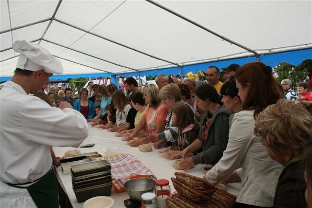 Potrawy rybne przygotowane przez gospodynie z gminy Słupsk bardzo smakowały uczestnikom festynu. 