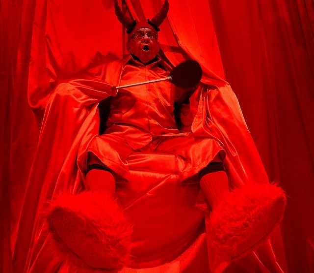 Zgodnie z hasłem festiwalu "Demon w teatrze", także w ostatniej, scenicznej prezentacji pojawi się diabeł