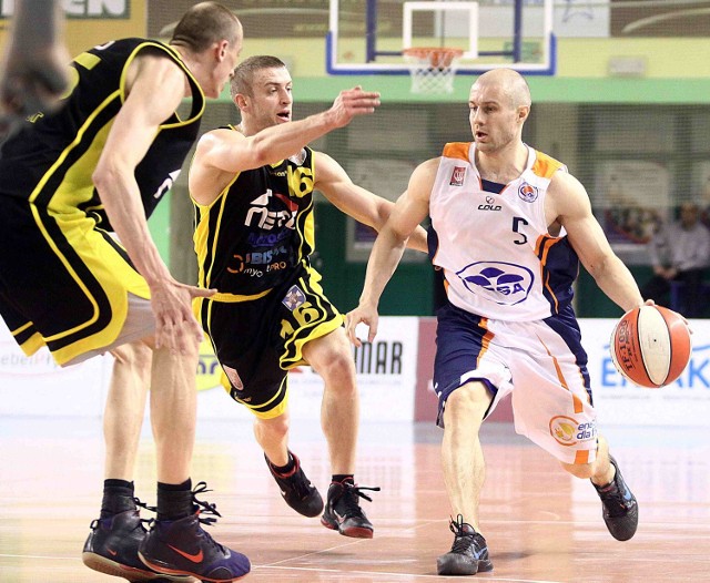 Piotr Kardaś (z piłką), koszykarz Rosy Radom.