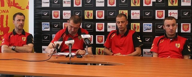 W czwartkowej konferencji prasowej, podczas której trener Marcin Sasal ogłosił kadrę na mecz z Bełchatowem, uczestniczyli jeszcze Jacek Markiewicz (z lewej) oraz Paweł Kaczmarek (drugi z prawej) i Aleksandar Vuković.