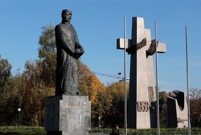 Dziś w Poznaniu znajdują się dwa pomniki Adama Mickiewicza.