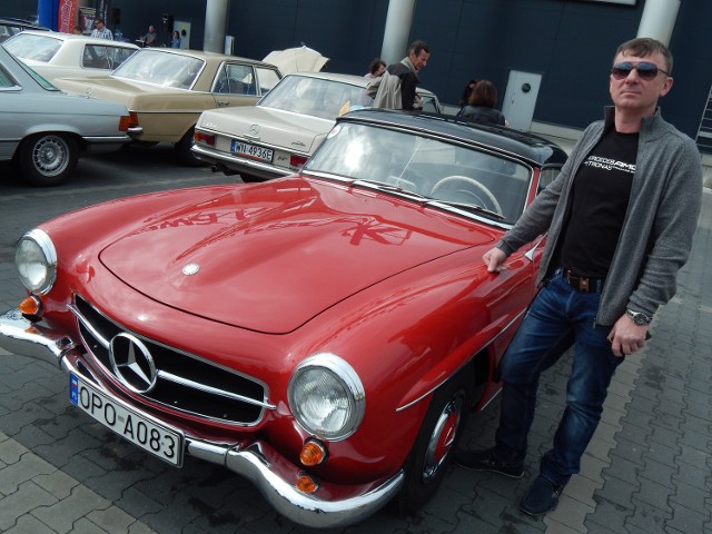 Pan Krzysztof Miczka prezentuje Mercedesa 190SL z 1961 roku. - To auto jest w rodzinie od dawna, na pewno go nie sprzedam - mówi kolekcjoner.