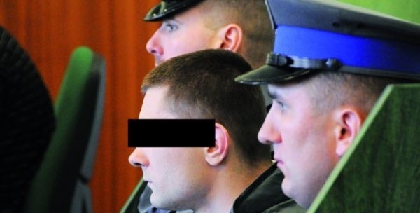 Adam S. został doprowadzony z aresztu w towarzystwie dwóch policjantów. 29-latek był już karany za bójki i pobicia.