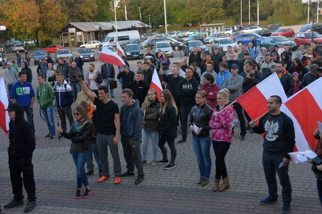 Na pikietę przed Miejskim Domem Kultury przyszło około dwustu osób, w zdecydowanej większości młodych ludzi.