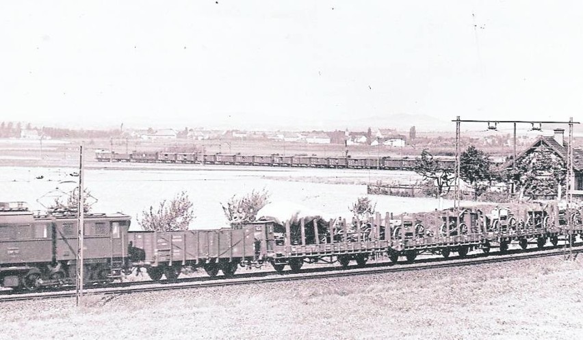Niemiecki pociąg wojskowy na trasie ze Świebodzic do stacji...