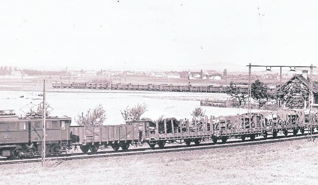 Niemiecki pociąg wojskowy na trasie ze Świebodzic do stacji Wałbrzych Szczawienko. Gdzieś na tym odcinku ma być wlot do tunelu z pociągiem pancernym