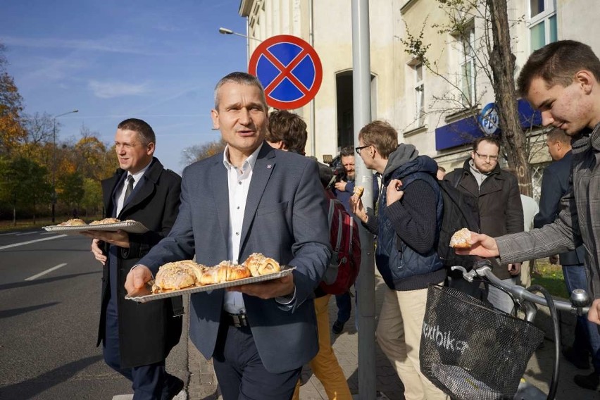 Poznańscy cukiernicy częstowali przechodniów rogalami świętomarcińskimi