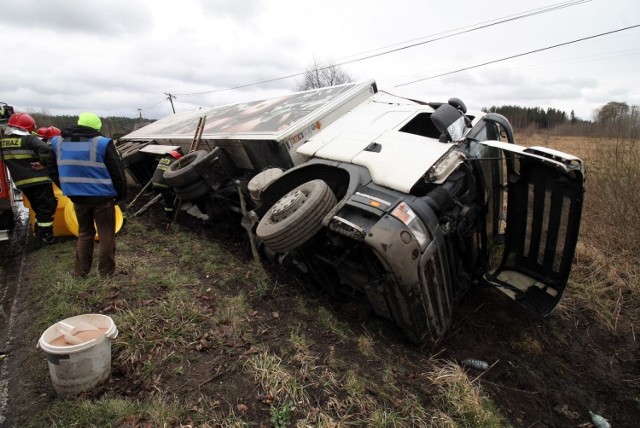 W Sławnie wiatr przewrócił TIR-a na drogę i zepchnął go do rowu [5.03.2019]