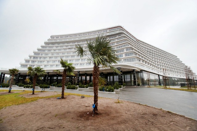 Hotel Gołębiewski w Pobierowie to obiekt pięciogwiazdkowy. Ten monumentalny wielopiętrowy budynek stoi niemal tuż przy plaży — zaledwie 150 metrów od wybrzeża. Zwiedziliśmy cały parter hotelu