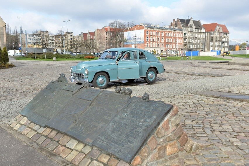 Gdańsk: Samochód Karola Wojtyły przy Pomniku Poległych Stoczniowców [ZDJĘCIA]