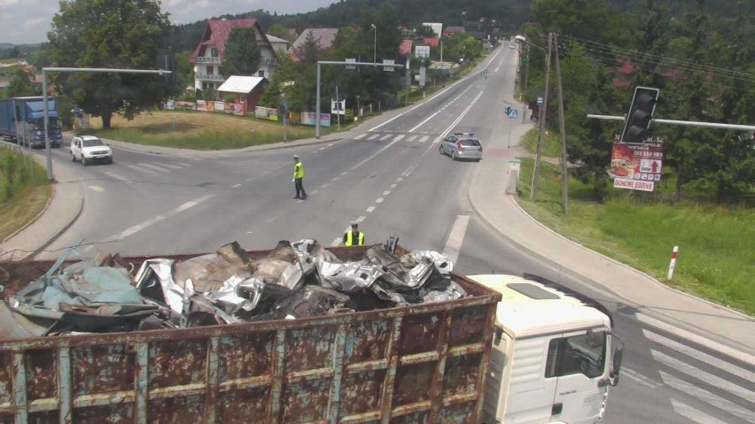 Zakopianka w Skomielnej Białej. Samochody są tu kierowane na...