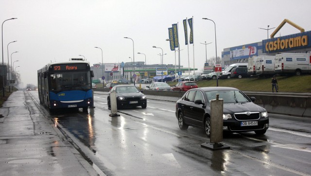 Miejsce 10.Na dziesiątym miejscu - pod względem liczby wystawionych kar za jazdę bez biletu w ubiegłym roku - wśród linii autobusowych znalazła się linia numer 173. W sierpniu 2019 roku, w autobusach 173 ukaranych za jazdę bez ważnego biletu zostało 81 pasażerów.