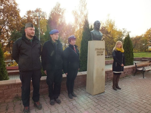 Podczas przekazania popiersia. Od lewej stoją: pwd Adrian Tomanek, phm Mateusz Ślaski, phm Ilona Traczyk oraz Anna Ogrodowska-Matyjasik z firmy "Darek".