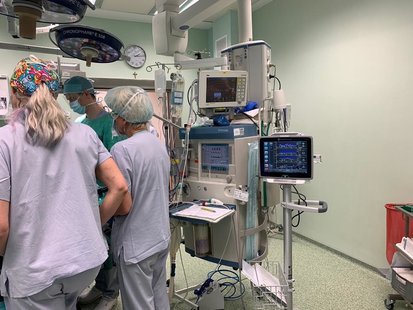 Nowatorska operacja w szpitalu na Unii Lubelskiej w Szczecinie. Maszyna podpowiada, jak dobrać znieczulenie