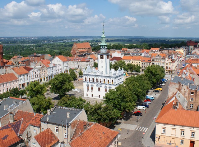 Chełmiński Rynek i jego gotycko-renesansowy ratusz widziany z wieży kościoła farnego pw. Wniebowzięcia Najświętszej Maryi Panny