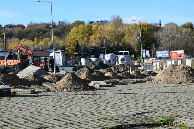 Trwa remont giełdy owocowo - warzywnej w Sandomierzu. Przestrzeń do handlu na targowisku została znacznie ograniczona, dlatego zarządca placu targowego wprowadził zmiany w handlu. Więcej na kolejnych zdjęciach.