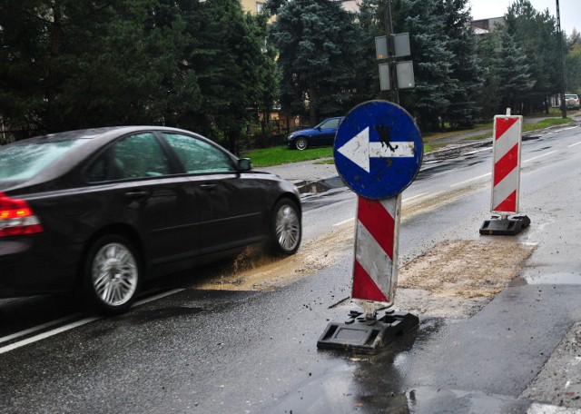 Osoby przejeżdżające przez ulicę Zbożową czekała wczoraj niemiła niespodzianka. Kierowcy: Źle oznakowano dziurę w jezdni