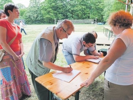Podczas debaty mieszkańcy gminy podpisywali petycję, w której domagają się m.in. budowy sygnalizacji świetlnej w Starych Bielicach.