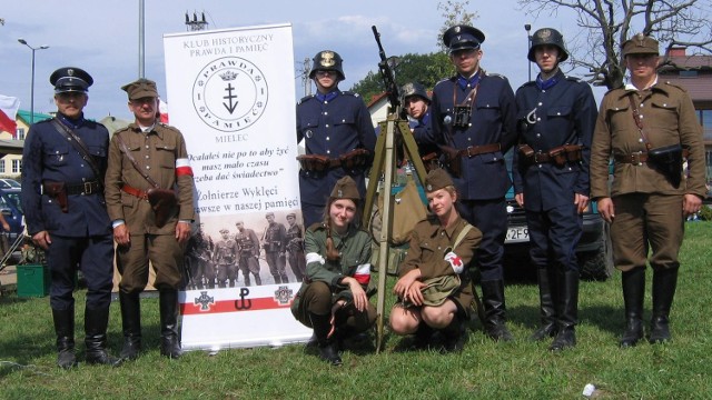 Rekonstruktorzy z Radomia oraz grupa „żołnierzy wyklętych” z Mielca, prezentowali swoje umiejętności z Zlocie Militarnym.
