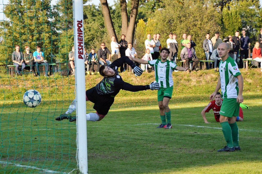 Grzegorz Kuźnik (leży, w czerwonej koszulce) obserwuje, jak...