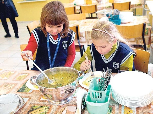 Gotowany w szkolnej stołówce, zbilansowany pod względem kalorycznym i odżywczym obiad, to dla ucznia najważniejszy posiłek w ciągu dnia. Jest to najlepsze rozwiązanie w sytuacji, gdy nie możemy przygotować obiadu samodzielnie w domu. Co ważne, dziecko je go o odpowiedniej porze, a nie staje się on tzw. obiadokolacją.