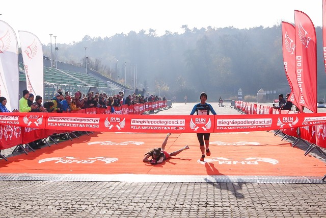 Mistrzostwa Polski na 10 km w Poznaniu. Paulina Kaczyńska wygrała, bo pecha miała Monika Jackiewicz.