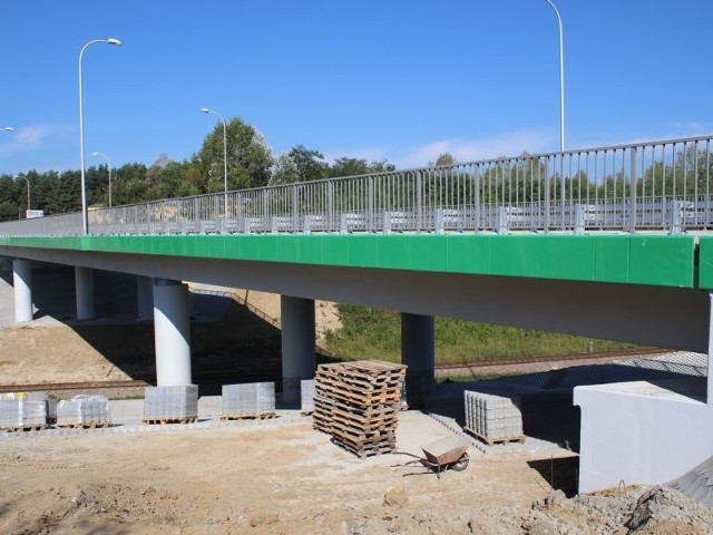 Nowy wiadukt nad szerokim torem już prawie gotowyWiadukt nad szerokim torem w Zarzeczu jest już praktycznie gotowy.