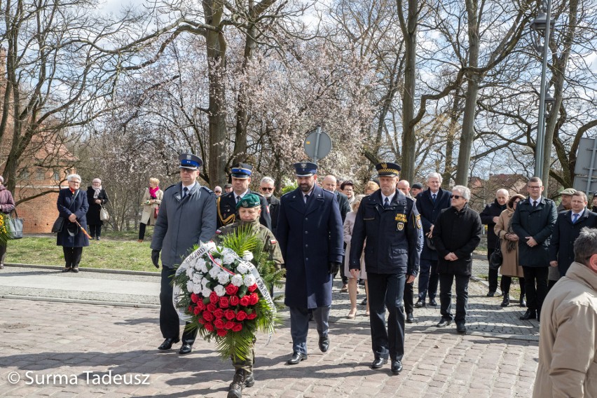 Stargard pamięta. Hołd ofiarom katastrofy smoleńskiej [DUŻA GALERIA]