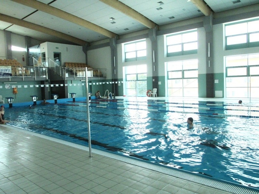 Duży basen ma długość 25 metrów i sześć torów pływackich.